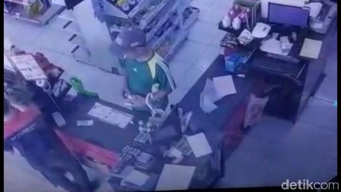 Terekam CCTV, Pria Bertopi Curi Uang Jutaan di Minimarket Bekasi