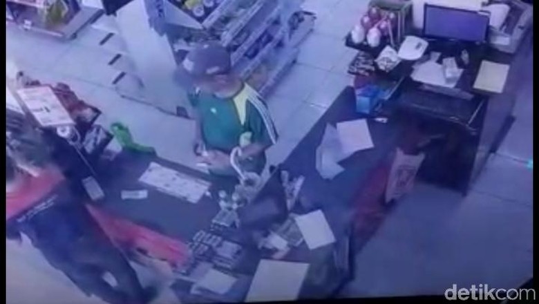Terekam CCTV, Pria Bertopi Curi Uang Jutaan di Minimarket Bekasi Terekam CCTV, Pria Bertopi Curi Uang Jutaan di Minimarket Bekasi