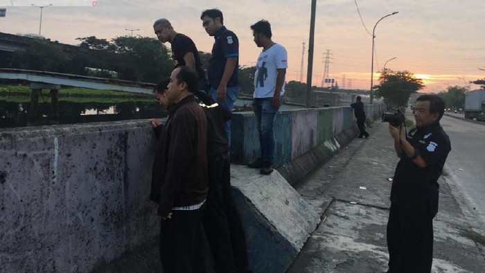 Polisi mengecek TKP temuan sandal biru di Jembatan Ancol.