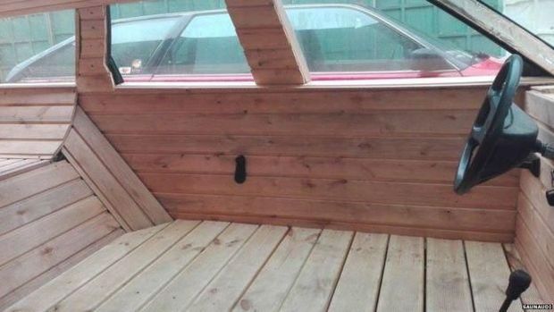 Kursi diganti dengan panel kayu.