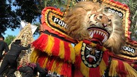 Festival 1.001 Ketupat berlangsung meriah di Desa Kalimalang, Ponorogo, Jawa Timur. Pertunjukan tari Reog Ponorogo turut ditampilkan di festival yang diselenggarakan pada Senin (10/6/2019) lalu.