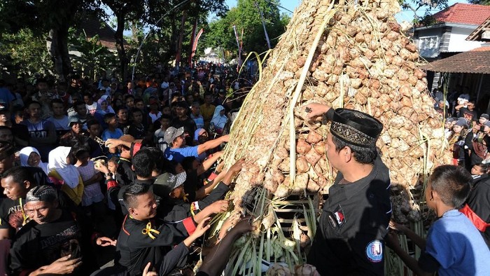 Ada kegiatan menarik yang diselenggarakan warga Ponorogo saat menyambut Hari Raya Idul Fitri. Kegiatan itu bernama Festival 1.001 Ketupat. Penasaran? Lihat yuk.