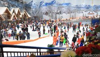 Potret keramaian Trans Snow World Juanda di momen libur Lebaran dan libur sekolah. Padahal hari biasa, tapi tetap ramai (Randy/detikcom)