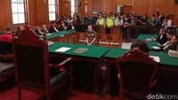 Vlog tersebut dibuat Dhani pada Agustus 2018 di Hotel Majapahit Surabaya. Dalam vlog tersebut Dhani beberapa kali mengulang kata idiot yang diduga ditujukan kepada sejumlah orang yang mengadangnya di depan hotel. Ia kesal karena tidak bisa menghadiri deklarasi #2019gantipresiden di Tugu Pahlawan Surabaya.