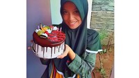 Saat berulang tahun, Retno mendapat kue dari geng arisannya nih. Wah, kompak banget! Foto: Instagram retnoparadinah