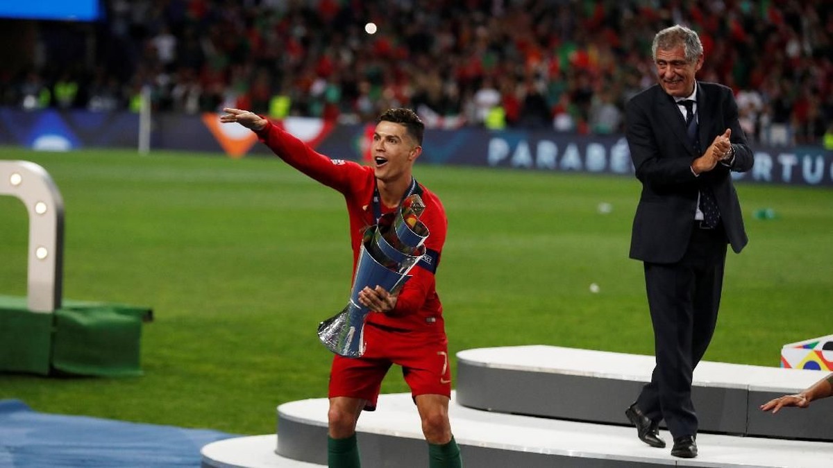 Cristiano Ronaldo tak tertarik bicarakan Ballon dOr (REUTERS/Rafael Marchante)