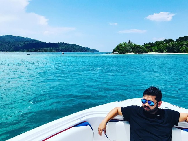 Menikmati fasilitas pesawat pribadi hingga kapal pesiar saat berlibur juga jadi salah satu gaya mewah yang diunggah oleh Tunku Ismail. Foto: Instagram