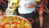 Billy dan Raffi Ahmad sedang berada dimana ya? Pakai kostum pokemon, keduanya sepertinya sedang cicip Paella di Spanyol. Benarkah? Foto: Instagram@bilsky16