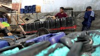 Para pedagang tersebut menggunakan gerobak untuk menjajakan jerigen-jerigen berisi air bersih kepada warga sekitar Muara Angke.