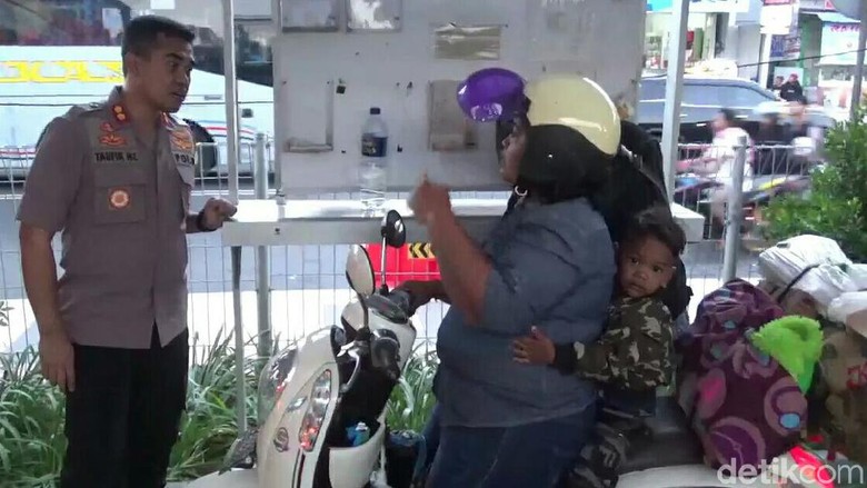 Polisi Ingatkan Pemudik Motor yang Lebihi Muatan di Pelabuhan Ketapang Polisi Ingatkan Pemudik Motor yang Lebihi Muatan di Pelabuhan Ketapang