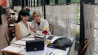Meskipun baru kenal sebentar, Lucinta tampaknya sudah yakin dengan Abash. Keduanya bahkan mengaku sudah bertunangan. Foto: instagram @a13ash