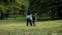 Kalau saja Taman Waduk Pluit dirawat dengan baik, warga Ibu Kota tentu bisa memiliki kebanggaan tersendiri dan bisa menikmati suasana taman dan waduk yang tak kalah dengan negara lain. Foto: Rifkianto Nugroho