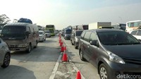 Namun hingga Selasa siang ini kemacetan di kedua arah masih belum terurai.