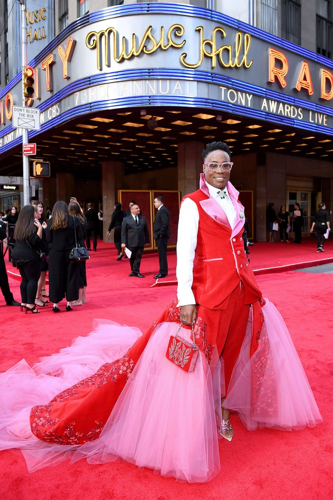 Inilah penampilan nyentrik Billy Porter lainnya. saat menghadiri Tony Awards 2019, Billy Porter menggunakan tuksedo berpotongan feminin dengan tambahan train panjang berhias tulle pink dan detail embroidery di atasnya. Foto: Getty Images