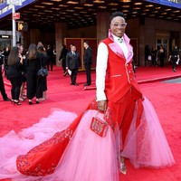 Inilah penampilan nyentrik Billy Porter lainnya. saat menghadiri Tony Awards 2019, Billy Porter menggunakan tuksedo berpotongan feminin dengan tambahan train panjang berhias tulle pink dan detail embroidery di atasnya. Foto: Getty Images