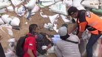 Honda CBR150R yang dikendarai sepasang kekasih bernama Ridwan dan Selfi, melaju tanpa terkendali di sebuah turunan curam dengan tikungan yang tajam. Motor beserta dua orang pengendara tersebut pun meluncur bebas dan langsung menabrak benteng penyelamat yang terdiri dari tumpukan karung. Foto: Trans7