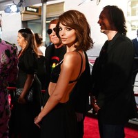 Penampilan Emily Ratajkowski kian sempurna dengan potongan rambutnya yang baru. Rambut bergaya bob itu seolah membiarkan perhatian tertuju pada gaya busananya yang seksi. (Foto: Getty Images)