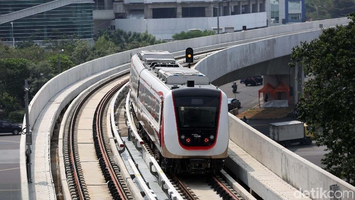 LRT Jakarta rute Kelapa Gading-Velodrome kembali melakukan uji coba publik. Untuk hari pertama uji coba ini rencananya LRT akan membawa 5.000 penumpang.