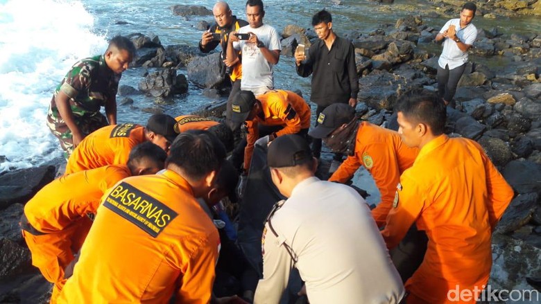 Terpeleset saat Mancing, Alfian Ditemukan Tewas di Tepi Laut Aceh Terpeleset saat Mancing, Alfian Ditemukan Tewas di Tepi Laut Aceh