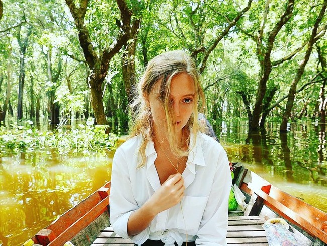 Meski berdarah bangsawan, Eleonore mengaku berusaha menjalani hidup sederhana. Dalam sebuah wawancara dengan Madonna24, ia mengaku diminta orangtuanya tetap rendah hati. Wanita yang sering jadi model iklan dan runway tersebut pun mengatakan suka belanja busana dari retailer, seperti Mango, Zara, dan H&M. Foto: Instagram @eleonorehabsburg