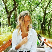 Meski berdarah bangsawan, Eleonore mengaku berusaha menjalani hidup sederhana. Dalam sebuah wawancara dengan Madonna24, ia mengaku diminta orangtuanya tetap rendah hati. Wanita yang sering jadi model iklan dan runway tersebut pun mengatakan suka belanja busana dari retailer, seperti Mango, Zara, dan H&M. Foto: Instagram @eleonorehabsburg