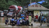 Akses jalan yang terendam itu pun menghambat arus lalu lintas di jalan Trans Sulawesi dan membuat antrean kendaraan sepeda motor dan mobil mencapai 5 kilometer.