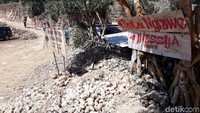 Sampai di sini, pengunjung harus sedikit berhati-hati karena kontur jalan menuju Pantai Ngrawe naik turun (Pradito/detikcom)