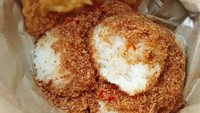 Ngiler! Retno mengunggah foto ketan bumbu plus kentang goreng yang kelihatan super enak. Foto: Instagram retnoparadinah