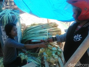 Saat Pedagang Janur di Lamongan Raup Rezeki Saat Lebaran Ketupat