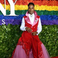 Tak hanya memakai gaun, Billy juga tampak mengenakan high heels pointy bernuansa pink senada berlabel Gucci. Foto: Getty Images