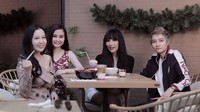  Kali ini Lucinta tak hanya berdua Abash saja tapi ditemani dua rekannya. Makan siang kali ini dengan menu hidangan Korea. Foto: instagram @a13ash