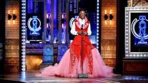 Datang ke Tony Awards, Aktor Ini Pakai Gaun Panjang dan High Heels
