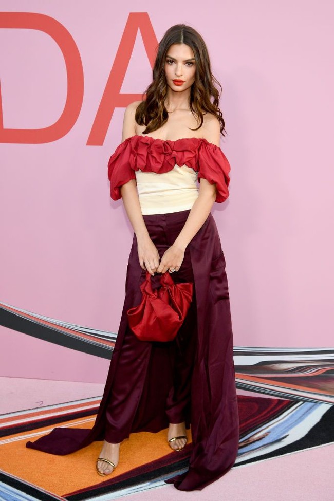 Ini penampilan Emily sebelum rambutnya bertransformasi. Emily dipotret saat menghadiri CFDA Awards 2019 di New York City, pekan lalu. Kamu suka yang mana? Rambutnya yang dulu atau sekarang? (Foto: Getty Images)