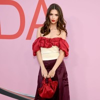 Ini penampilan Emily sebelum rambutnya bertransformasi. Emily dipotret saat menghadiri CFDA Awards 2019 di New York City, pekan lalu. Kamu suka yang mana? Rambutnya yang dulu atau sekarang? (Foto: Getty Images)