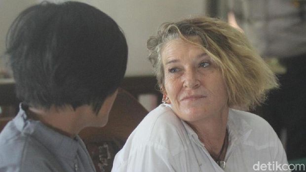  Warga Negara (WN) Australia Kim Anne Allogia (51) didakwa mengimpor narkotika jenis ganja cair dari Amerika Serikat.