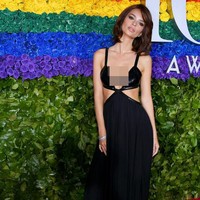 Gaun tersebut hadir dengan bodice bergaya bra yang seksi. Tidak ketinggalan detail cut-out di bagian pinggul yang mempertegas lekuk tubuh Emily yang seksi. (Foto: Getty Images)