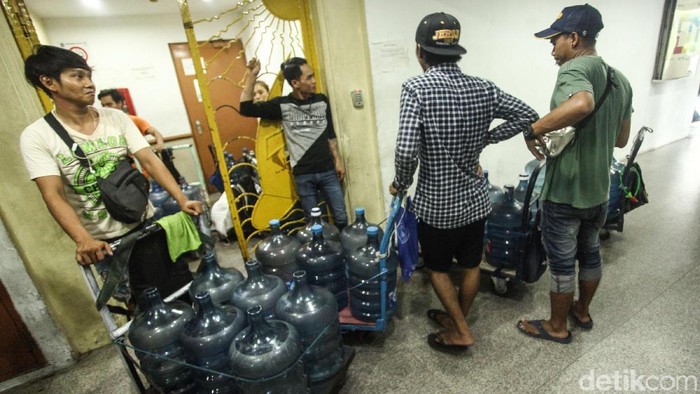 Sejumlah penghuni apartemen di kawasan Pluit, Jakarta Utara, menggunakan air galon isi ulang untuk mandi. Hal tersebut karena air dari apartemen kurang baik.