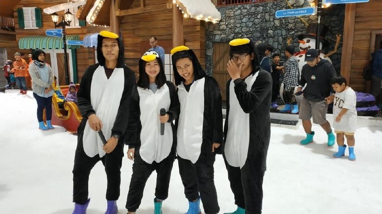 Para penampil berkostum penguin di Trans Snow World Juanda (dok. Trans Snow World Juanda) Para penampil berkostum penguin di Trans Snow World Juanda (dok. Trans Snow World Juanda)