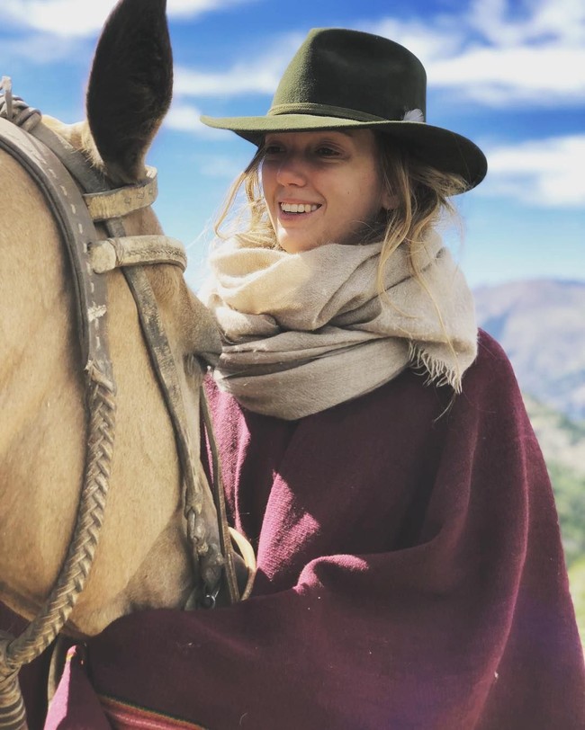 Aku sangat berterima kasih kepada orangtuaku untuk tidak membesarkan kami dengan pikiran bahwa normal untuk pergi ke sekolah asrama Swiss dan tinggal di apartemen mewah London, ungkapnya. Foto: Instagram @eleonorehabsburg