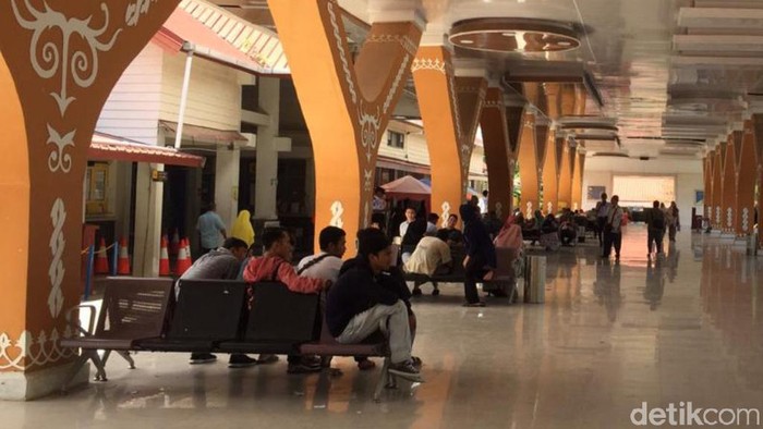 Wisatawan mengantre di Pelabuhan Ulee Lheue, Banda Aceh
