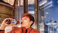 Lagi santai di kafe di Jakarta, Abash berpose sambil meneguk sebotol minuman. Sluuurp! Foto: instagram @a13ash