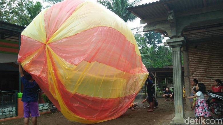 Personel Perhutani Disiagakan Antisipasi Kebakaran Hutan Akibat Balon Udara Personel Perhutani Disiagakan Antisipasi Kebakaran Hutan Akibat Balon Udara