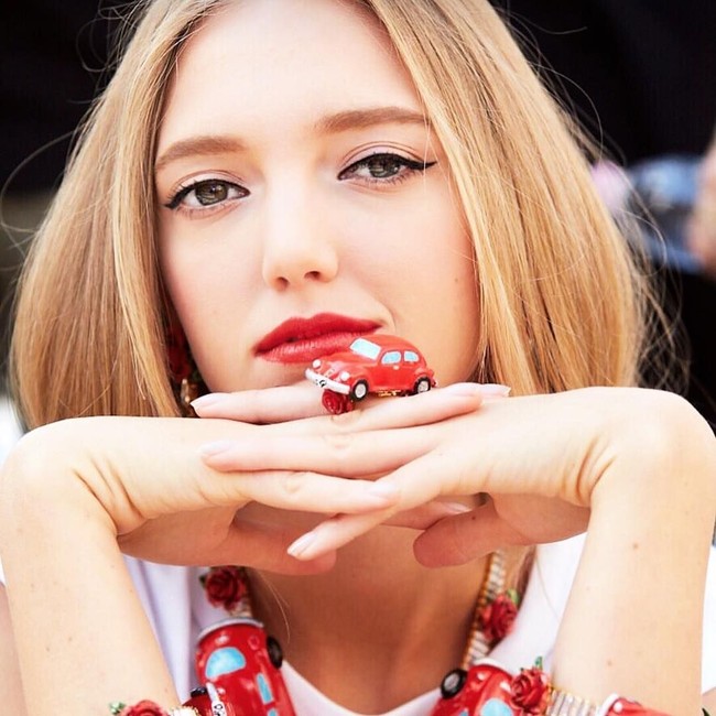 Eleonore Von Habsburg dikenal sebagai model dan sosialita yang cukup populer di Instagram. Wanita 24 tahun yang pacaran dengan pembalap Formula E Jerome DAmbrosio tersebut ternyata adalah seorang bangsawan. Foto: Instagram @eleonorehabsburg