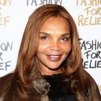 Perempuan berdarah Jamaika ini diketahui melahirkan Naomi di usia muda. Dilansir dari berbagai sumber, ia ditinggalkan oleh ayah Naomi ketika hamil empat bulan. Sampai saat ini, Naomi tidak pernah bertemu ayah kandungnya. Nama Campbell sendiri berasal dari nama belakang suami kedua Valerie. (Foto: Getty Images)