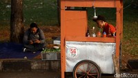 Suasana asri ditambah para PKL yang menjual makanan membuat para warga betah berlama-lama.