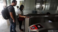 Kereta lintas rel terpadu (LRT) Jakarta kembali melakukan uji coba publik hari ini.