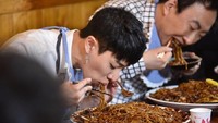 Begini lahapnya Gikwang saat berusaha menghabiskan jajangmyeon dalam porsi besar. Duh lihatnya jadi bikin lapar! Foto: Instagram @gttk0000