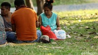 Beberapa dari warga terlihat membawa sejumlah camilan untuk dinikmati di taman.