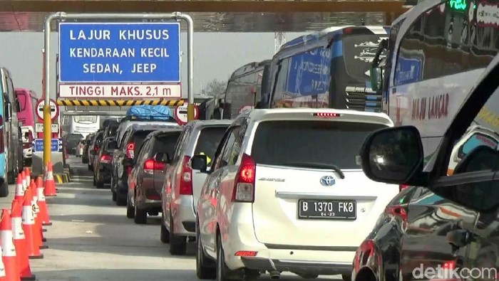 Kemacetan terlihat di Tol Cikampek pagi hingga siang ini. Kemacetan itu bahkan terjadi di kedua arah, baik Jateng menuju Jakarta maupun sebaliknya.