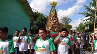 Perayaan lebaran ketupat di wilayah Durenan diawali dengan kirab tumpeng raksasa yang berisi ribuan ketupat serta sejumlah lauk pauk dari Pondok Pesantren Babul Ulum.